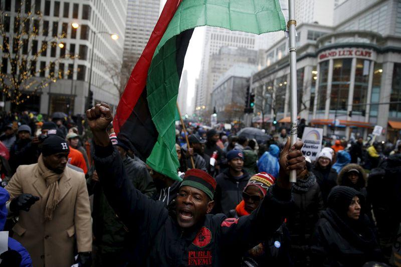 Demonstrators march down Michigan Avenue during a protest intending to disrupt Black Friday shopping in reaction to the fatal shooting of Laquan McDonald in Chicago, Illinois, November 27, 2015. REUTERS/Andrew Nelles